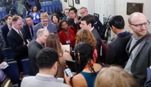 Critican a la Casa Blanca luego de excluir a algunos periodistas