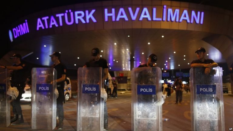 Decenas de muertos y cientos de heridos deja ataque en aeropuerto de Turquía