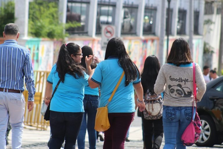 Orientadores hacen llamado a familias para que sus hijos no abandonen las aulas