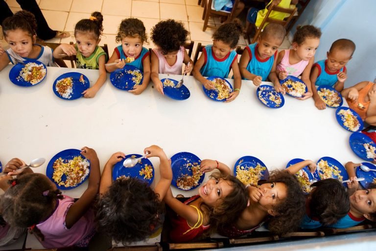 Misión técnica lleva países de América Latina y el Caribe a Brasil para conocer política pública de alimentación escolar