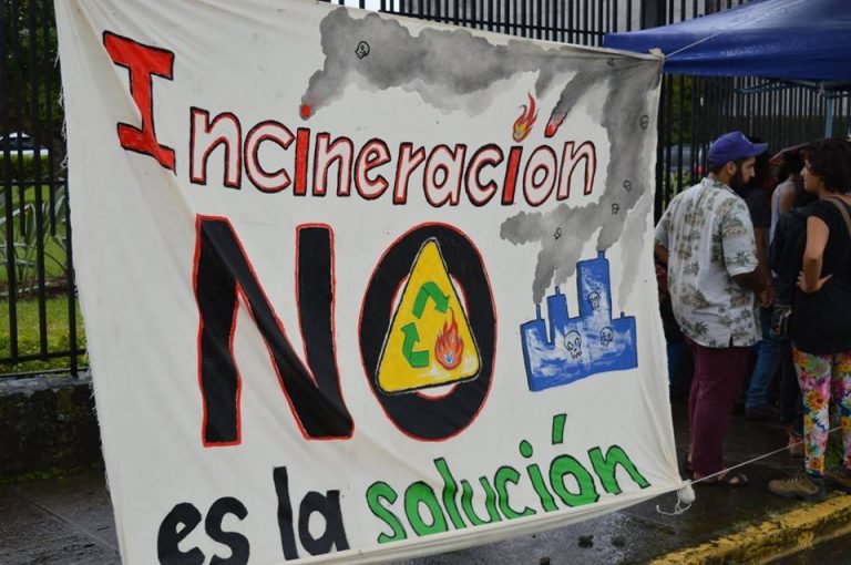 Grupo ambientalista se manifiesta en Casa Presidencial contra la incineración de la basura