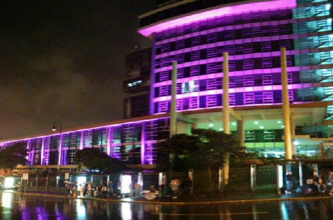CNFL ilumina de rosa fachada de la CCSS