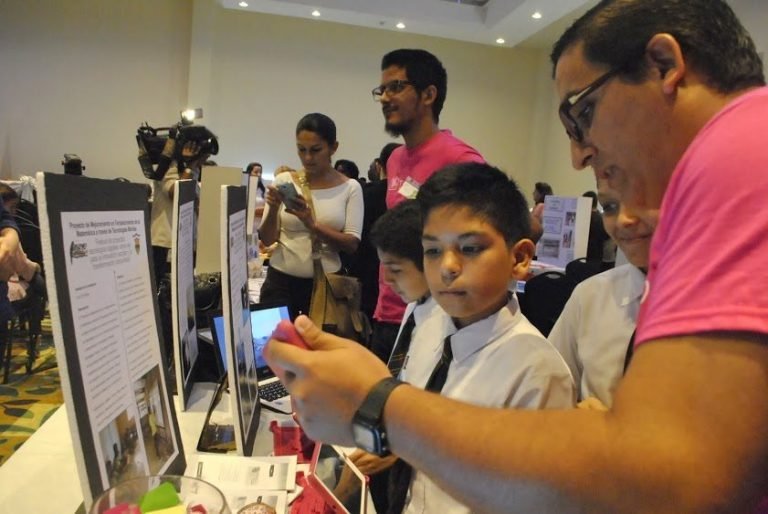 Estudiantes idean proyectos educativos de la mano con la tecnología