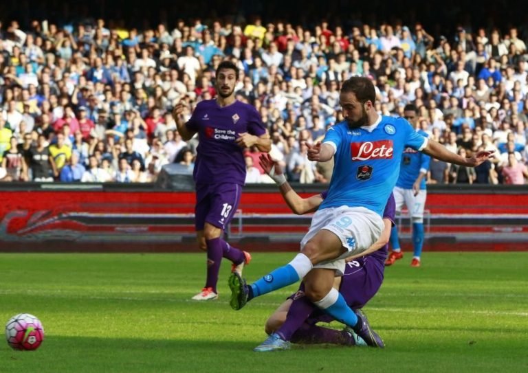 La Fiorentina pierde con el Napoli, pero sigue mandando en Italia