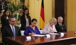 Alemania firma acuerdo con Costa Rica para fortalecer la educación científica