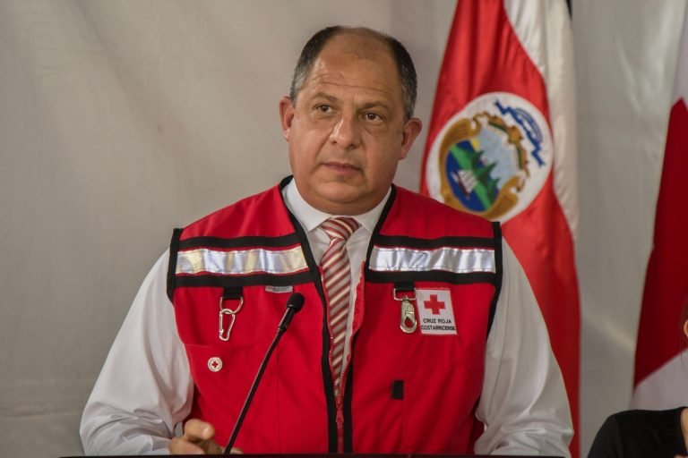 Luis Guillermo Solís firma Ley que dará hasta 3000 millones a la Cruz Roja