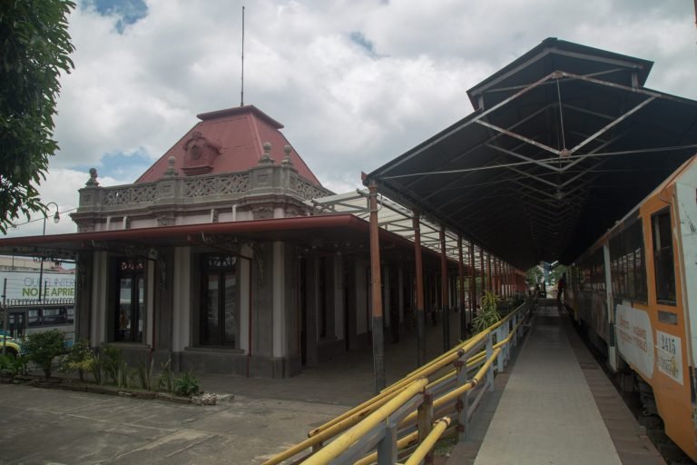 Contraloría critica lentitud en cumplimiento de metas del INCOFER