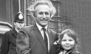 Parlamentario británico muere antes de su juicio por pedofilia