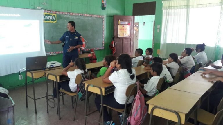 Guardacostas enseñan a niños cómo cuidar la vida marina