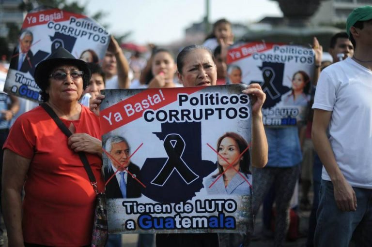 Cornetas, banderas y paraguas en celebraciones en Guatemala