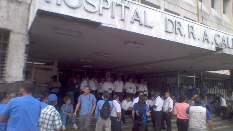 Trabajadores del Hospital Calderón Guardia en paro ante la pretensión de la administración de privatizar los servicios de vigilancia y aseo
