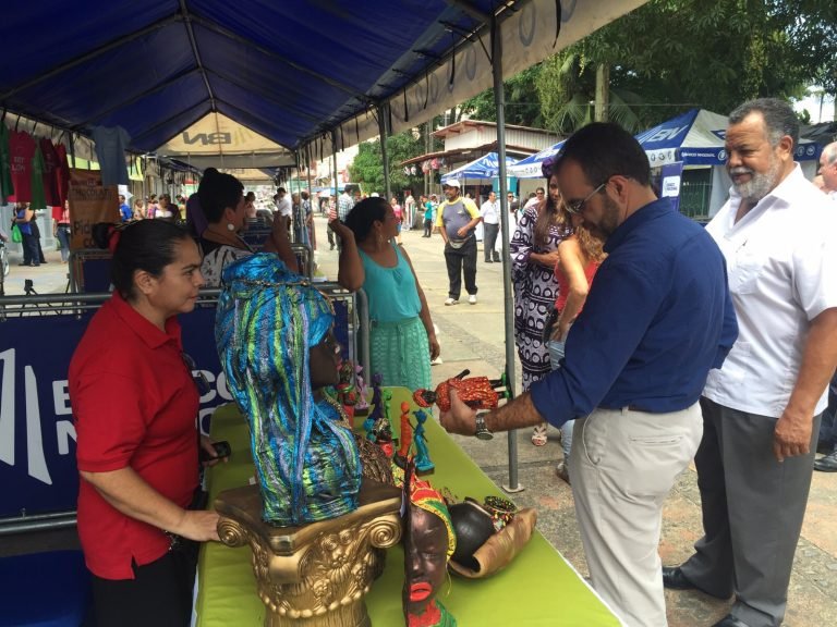 Gobierno entrega primeros créditos de Banca para el Desarrollo en Limón