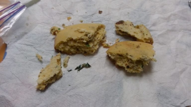 Oficiales Antidrogas decomisan galletas de marihuana en colegio de Cartago