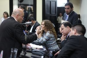 Frente Amplio ofrece sus votos para el 1 de mayo a cambio de reforma fiscal “justa”