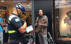 Policía Municipal intenta detener músico por presentar show en Avenida Central