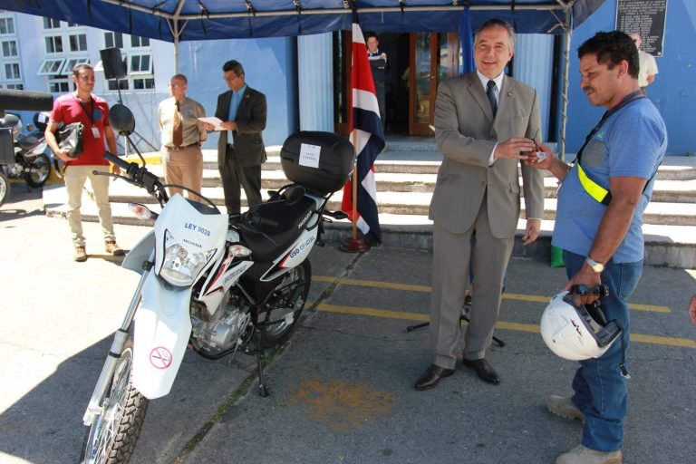 Nueva flotilla de motocicletas vigilará cumplimiento de ley antitabaco