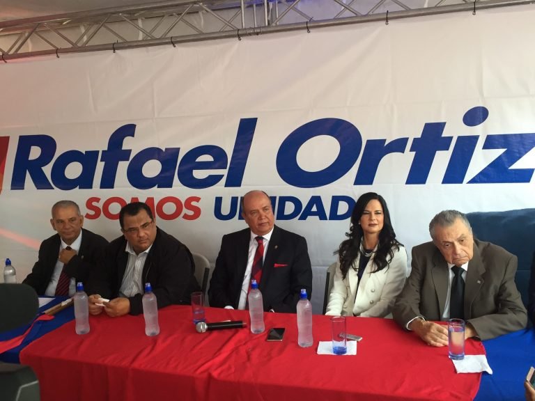 En compañía de Abel Pacheco, Rafael Ortíz oficializa su precandidatura presidencial por el PUSC