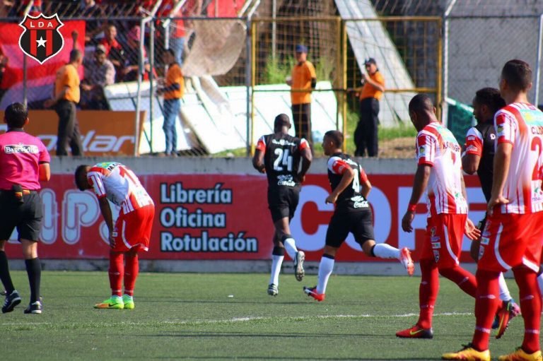 La Liga empató a dos goles contra el Santos de Guápiles
