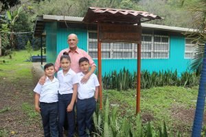Único maestro de escuela en Aserrí gana Premio Nacional de Educación