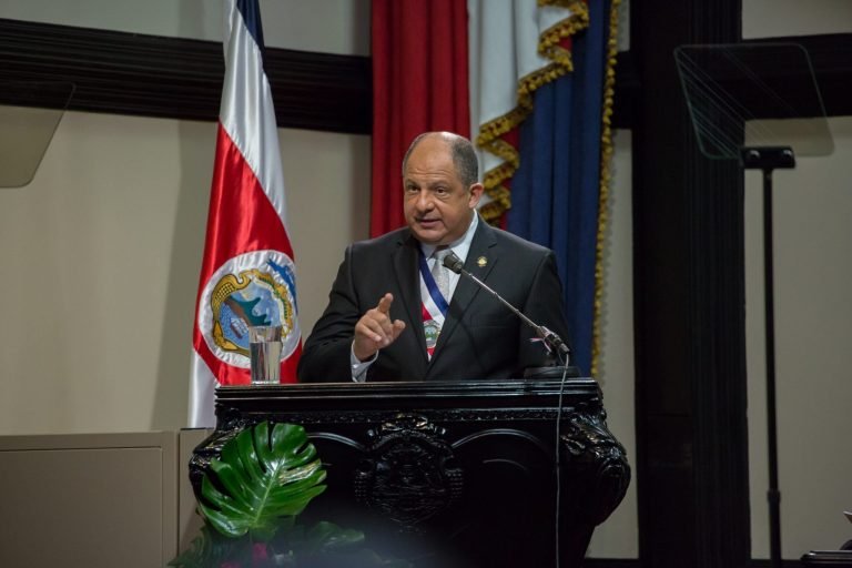 Presidente Solís sería llamado a comparecer ante el Congreso