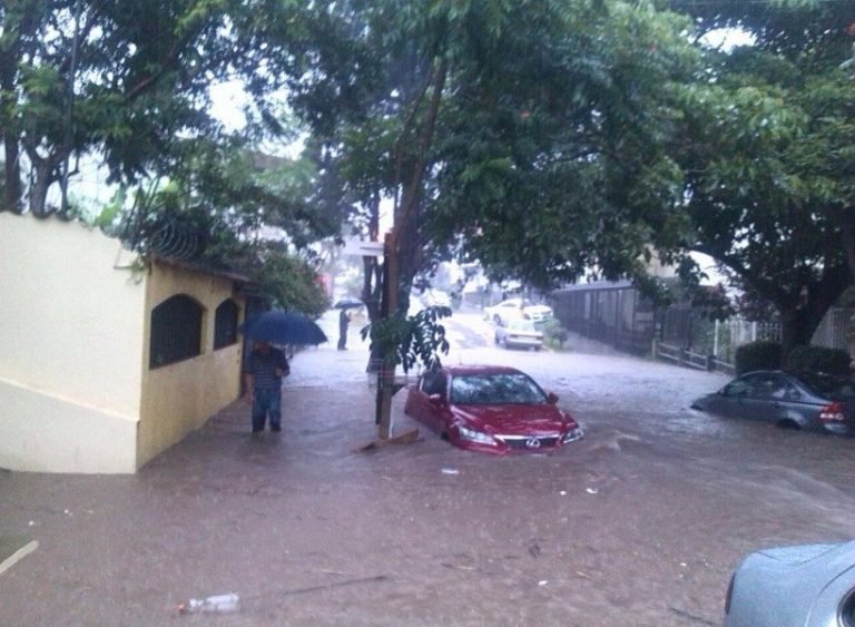 Afectados por inundaciones llevan sus reclamos al INS para indemnización de viviendas y vehículos