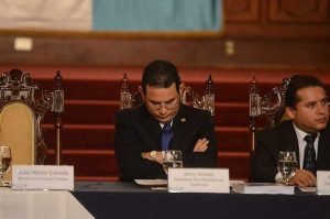 Camarógrafo es destituido en Guatemala por grabar al presidente Morales dormido