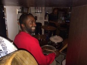 Familia de un hombre muerto por policía en EEUU exige justicia