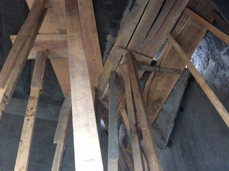 Con tablas de madera y concreto, CONAVI repara hueco en el puente Juan Pablo II