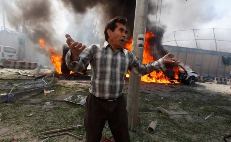 Potente bomba sacude distrito de embajadas en Kabul: 90 muertos