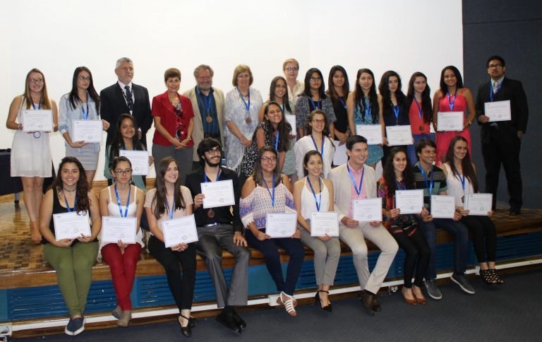 Estudiantes destacados del Bachillerato Internacional reciben distinción del MEP