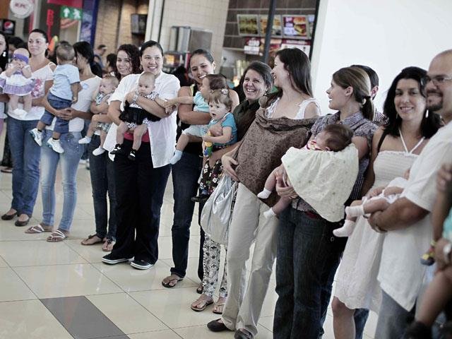 Mujeres lactantes exigen respeto a sus derechos en el marco de la Semana Mundial de la Lactancia