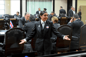 Marcela Guerrero rompe el protocolo para protestar por limitaciones para las mujeres