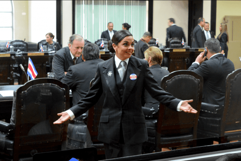 Marcela Guerrero rompe el protocolo para protestar por limitaciones para las mujeres