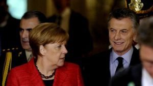 Merkel y Macri coinciden en todo menos en el fútbol