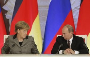 Merkel se reúne con Putin, en su primera visita a Rusia en dos años