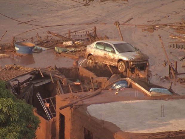 Al menos un muerto al romperse dique que contenía residuos mineros en Brasil
