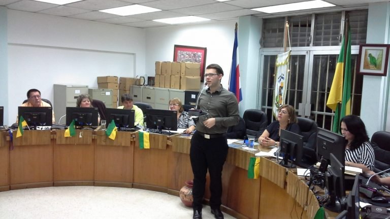 Municipalidad de Tibás beca a joven promesa en el canto