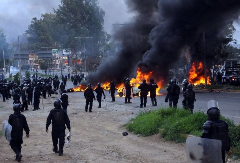 Enfrentamientos entre maestros y policía en Oaxaca dejan saldo de 6 muertos