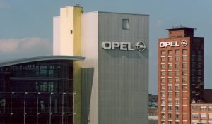 Grupo francés PSA anuncia la compra del fabricante alemán Opel