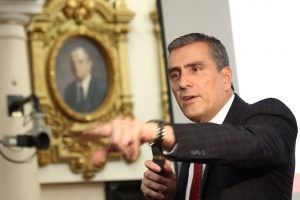 Otto Guevara denuncia al ICE por inundar línea férrea en Limón