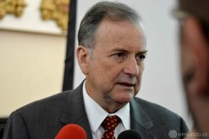 Ottón Solís: Laura Chinchilla es excelente para dirigir el BID