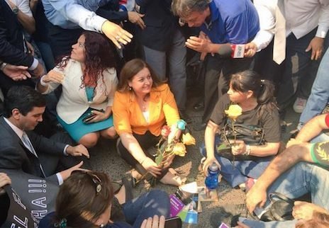 Estudiantes paraguayos rechazan flores ofrecidas por ministros