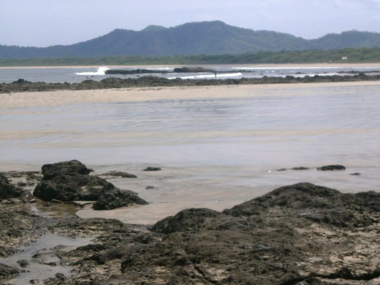 Mareas altas ponen en alerta al Pacífico