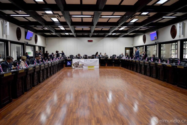 Presidente del Congreso convoca a diputados jefes de fracción a reunirse el lunes