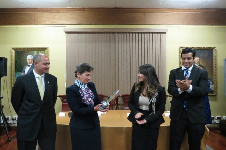 Christiana Figueres recibe premio por su labor en el ámbito internacional