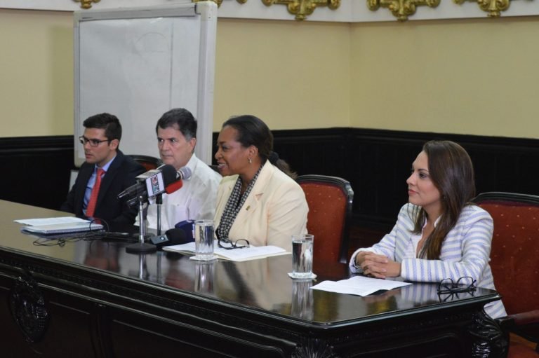 Presentado proyecto para convocar a la redacción de una nueva Constitución Política