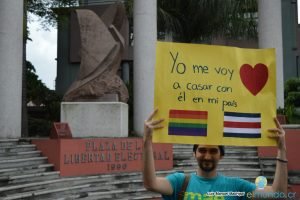 Decenas de personas protestan frente al TSE para defender matrimonio entre Jazmín y Laura
