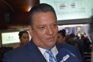Candidato alcalde del PAC promueve encuesta donde se burlan de Johnny Araya