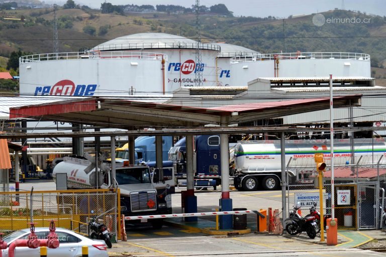 RECOPE confirma “importante” derrame de gasolina en Liverpool de Limón