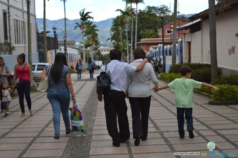 Costarricenses confían más en Bomberos y los bancos que en la Iglesia y los sindicatos